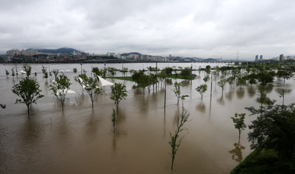중북부지역에 집중호우가 내린 14일 오후 서울 반포한강공원이 한강 수위가 높아지면서 물에 잠겨있다. 연합뉴스