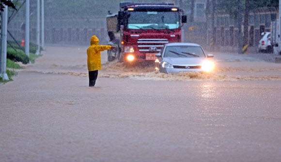 춘천 폭우..침수된 도심 도로 이틀째 춘천 지역에 많은 비가 내린 가운데 15일 오전 강원 춘천시 퇴계동 일대 도심 도로가 침수됐다.    연합뉴스