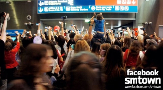 파리공항에서 SM타운 연예인들을 환영해 주는 파리 현지 K-POP팬들<br>SM엔터테인먼트 제공