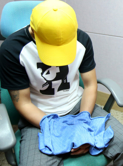 16일 오후 경기도 화성동부경찰서에서 유치원생을 납치해 돈을 요구했던 김모씨가 경찰 조사를 받고 있다.  연합뉴스