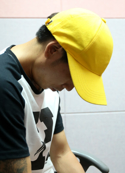 16일 오후 경기도 화성동부경찰서에서 유치원생을 납치해 돈을 요구했던 김모씨가 경찰 조사를 받고 있다.  연합뉴스