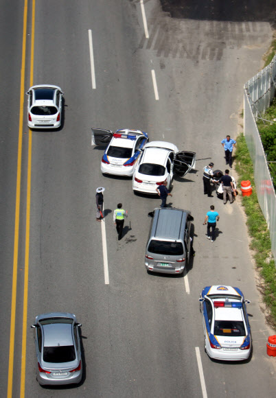 납치범 검거하는 경찰 16일 오후 서전주IC 입구에서 전날 경기도 오산의 한 마트에서 7살 아동을 납치한 납치범 차량이 경찰에 붙잡혔다.<<전북지방경찰청>>