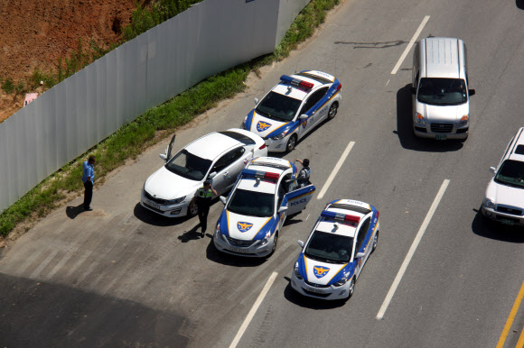 경찰차에 에워싸인 납치범 차량 16일 오후 서전주IC 입구에서 전날 경기도 오산의 한 마트에서 7살 아동을 납치한 납치범 차량이 경찰에 붙잡혔다. <<전북지방경찰청>>