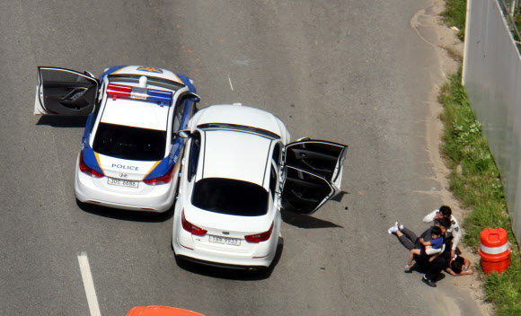 경찰이 16일 전북 전주시 서전주IC 입구에서 아동 납치범 김모(32)씨의 차량을 20여분간 추적한 끝에 김씨를 검거하고 있다.. 전주 연합뉴스