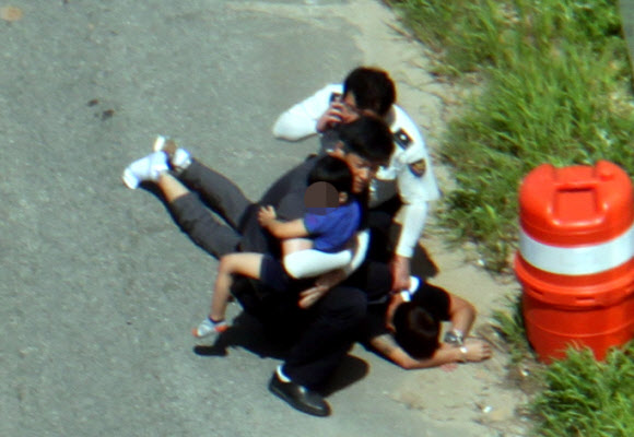 긴박한 납치범 검거 장면 16일 오후 전북 전주시 서전주IC 입구에서 전날 경기도 오산의 한 마트에서 7살 아동을 납치한 납치범이 경찰에 붙잡혔다. <<전북지방경찰청>>