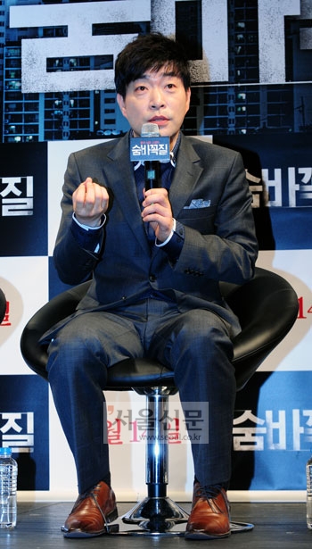 배우 손현주가 17일 오전 서울 압구정 CGV에서 열린 영화 ‘숨바꼭질’ 제작보고회에서 인사말을 하고 있다. 문성호PD sungho@seoul.co.kr