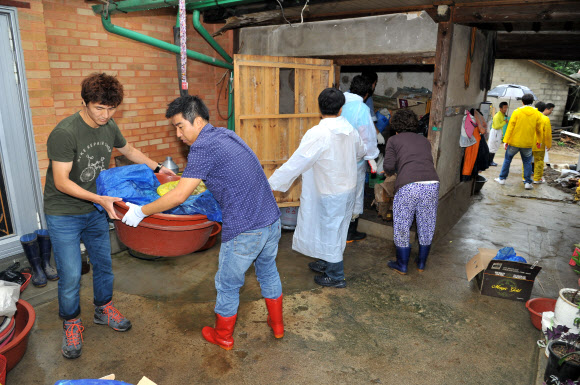 횡성군 공무원 수해 복구 ‘구슬땀’ 강원 횡성군청 공무원 100여명은 17일 수해지역인 둔내면과 청일면 일대 피해 농가를 찾아 복구작업을 벌였다.  <<횡성군청>>