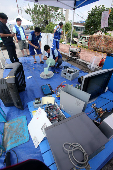 춘천 침수 피해지 자원봉사 발길 17일 오전 침수 피해를 입은 강원 춘천시 효자동 일대에 각 회사 서비스센터에서 온 자원봉사자들이 물에 젖은 전자기기를 점검해주는 봉사활동을 펼치고 있다. 연합뉴스