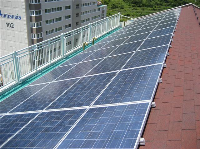 LH는 아파트에 태양광 발전시설을 설치하는 등 신재생에너지 주택 건설의 선도적 역할을 하고 있다. LH 제공