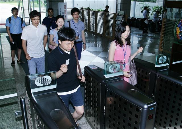 지난 8일 서울 강남구 한국전력 본사에서 직원들이 반바지와 샌들 차림으로 출근하고 있다. 에너지 절감과 혁신적 조직문화 확산을 위해서다. 한국전력 제공