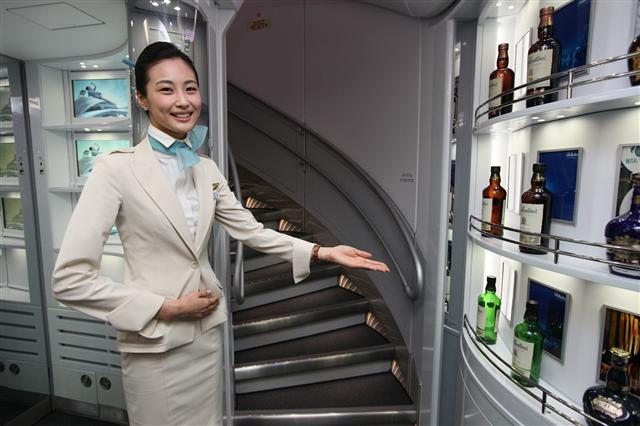 ‘하늘 위 호텔’로 불리는 A380 기내 면세품의 전시 공간. 대한항공은 올해 A380을 비롯해 모두 9대의 신형기를 도입할 계획이다. 대한항공 제공