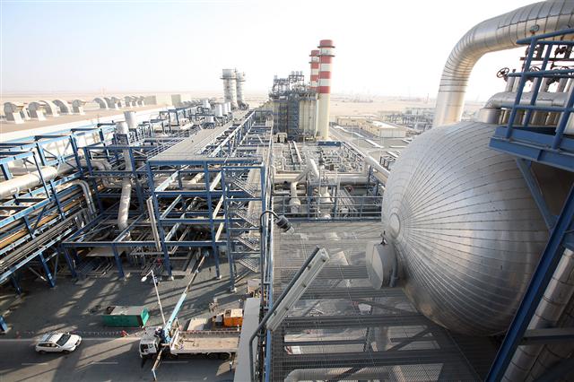 산업 간 융합을 시도하고 있는 삼성물산이 아랍에미리트연합(UAE) 아부다비에 건설한 알슈웨이핫 민자담수발전소 전경. 삼성물산 제공