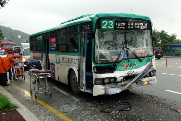 18일 오후 경기도 구리시 아천동 아치울마을입구 버스정류장에서 버스끼리 추돌하는 사고가 발생했다. 사진은 앞차를 들이 받은 시내버스의 사고 후 모습.  구리소방서 제공
