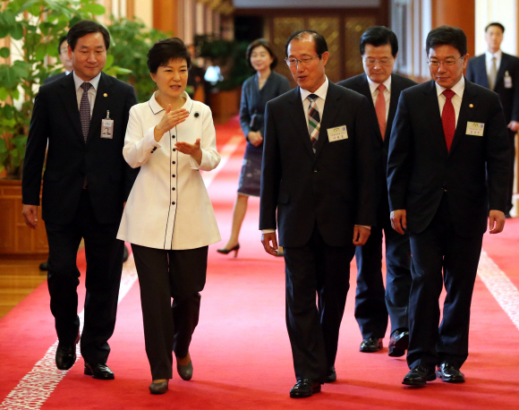 박근혜 대통령이 18일 청와대에서 열린 제1차 지역발전위원회 회의에 참석하기 위해 회의장으로 이동하면서 이원종(왼쪽에서 세 번째) 지역발전위원장과 이야기를 나누고 있다. 청와대사진기자단