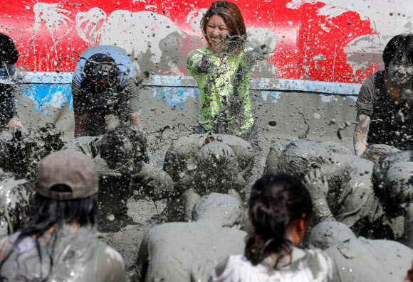 ‘제16회 보령머드축제’가 19일 충남 보령시 신흑동 대천해수욕장에서 개막식을 하고 10일간의 일정에 들어갔다. 축제장을 찾은 관광객들이 머드를 온몸에 흠뻑 바르고 즐거운 시간을 보내고 있다. 연합뉴스