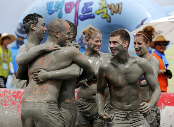 ‘제16회 보령머드축제’가 19일 충남 보령시 신흑동 대천해수욕장에서 개막식을 하고 10일간의 일정에 들어갔다. 축제장을 찾은 관광객들이 머드를 온몸에 흠뻑 바르고 즐거운 시간을 보내고 있다. 연합뉴스