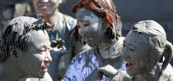 ‘제16회 보령머드축제’가 19일 충남 보령시 신흑동 대천해수욕장에서 개막식을 하고 10일간의 일정에 들어갔다. 축제장을 찾은 관광객들이 머드를 온몸에 흠뻑 바르고 즐거운 시간을 보내고 있다. 연합뉴스