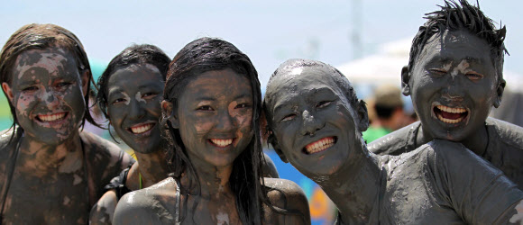 ‘제16회 보령머드축제’가 19일 충남 보령시 신흑동 대천해수욕장에서 개막식을 하고 10일간의 일정에 들어갔다. 축제장을 찾은 관광객들이 머드를 온몸에 흠뻑 바르고 즐거운 시간을 보내고 있다. 연합뉴스