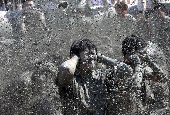 ‘제16회 보령머드축제’가 19일 충남 보령시 신흑동 대천해수욕장에서 개막식을 하고 10일간의 일정에 들어갔다. 축제장을 찾은 관광객들이 머드를 온몸에 흠뻑 바르고 즐거운 시간을 보내고 있다. 연합뉴스