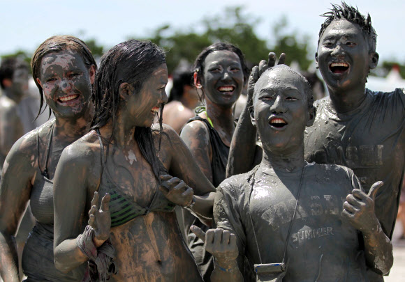 ‘제16회 보령머드축제’가 19일 충남 보령시 신흑동 대천해수욕장에서 개막식을 하고 10일간의 일정에 들어갔다. 축제장을 찾은 관광객들이 머드를 온몸에 흠뻑 바르고 즐거운 시간을 보내고 있다. 연합뉴스