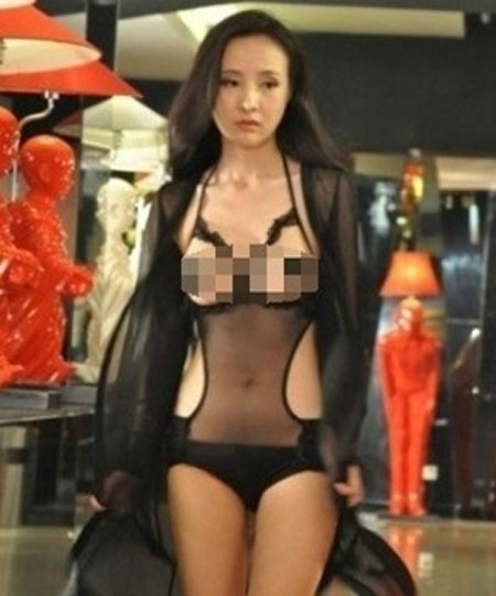 ‘전신 시스루룩’을 입은 간루루의 사진이 공개됐다.<br>온라인 커뮤니티 캡처