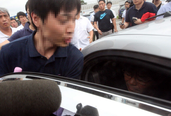 고교생 5명이 숨진 충남 태안군 안면도 ‘사설 해병대 캠프 사고’와 관련 21일 오전 이상규 공주사대부고 교장이 사퇴 의사를 밝힌 후 서둘러 차에 오르고 있다. 연합뉴스