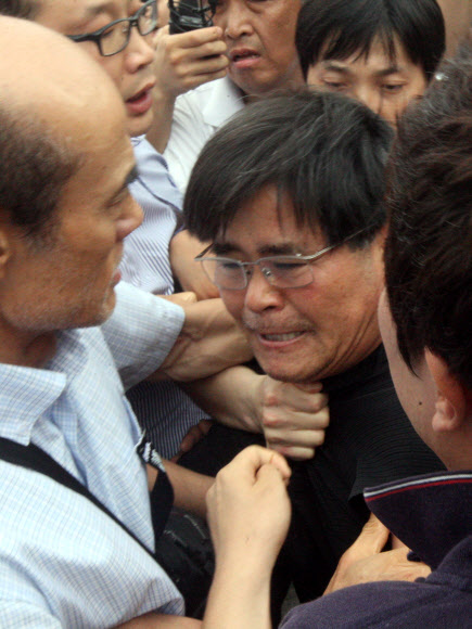 고교생 5명이 숨진 충남 태안군 안면도 ‘사설 해병대 캠프 사고’와 관련 21일 오전 이상규 공주사대부고 교장이 사퇴의사를 밝히자 유가족이 거칠게 항의하고 있다. 연합뉴스