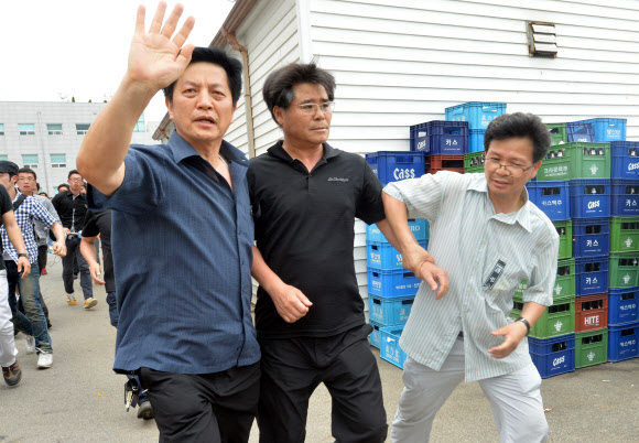 고교생 5명이 숨진 충남 태안군 안면도 ‘사설 해병대 캠프 사고’와 관련 21일 오전 이상규 공주사대부고 교장이 유가족을 피해 달아나고 있다. 연합뉴스