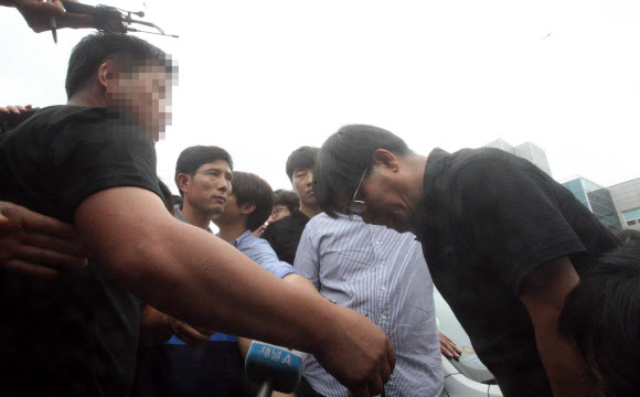 고교생 5명이 숨진 충남 태안군 안면도 ‘사설 해병대 캠프 사고’와 관련 21일 오전 이상규 공주사대부고 교장이 유가족에게 머리를 숙여 사과하고 있다. 연합뉴스