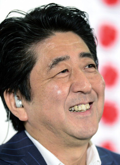 일본의 아베 신조(安倍晋三) 총리가 21일 도쿄 나가타초(永田町)의 자민당 본부에서 방송사 인터뷰에 응하며 활짝 웃고 있다. 연합뉴스