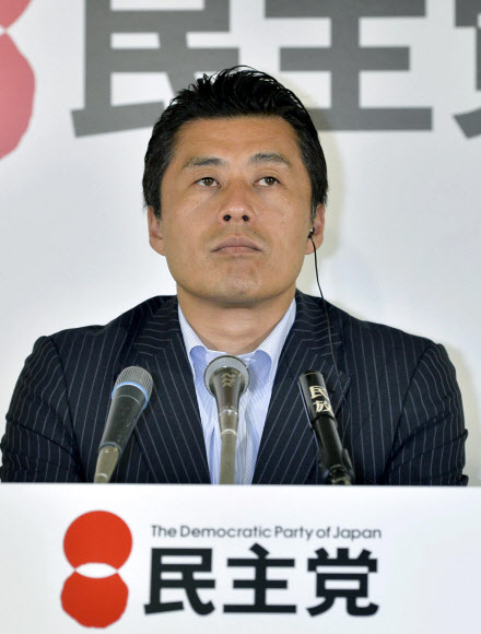 일본 민주당의 호소노 고시(細野豪志) 간사장이 21일 도쿄 나가타초(永田町)의 당 본부에서 방송사 취재에 응하며 침통한 표정을 짓고 있다.  연합뉴스