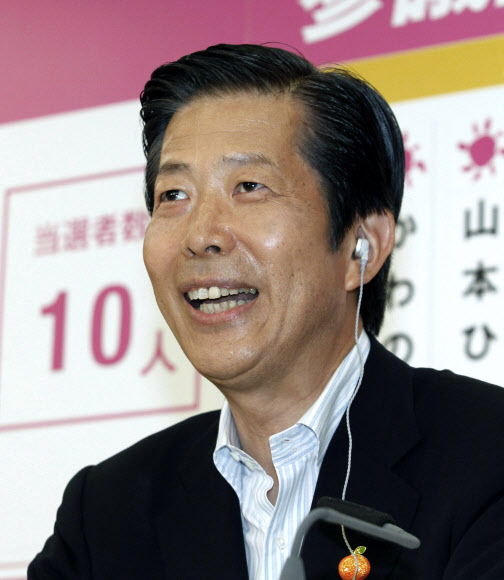 일본 공명당의 야마구치 나쓰오(山口那津男) 대표가 21일 도쿄 신주쿠(新宿)구의 당 본부에서 방송사 취재에 응하며 웃고 있다. 연합뉴스