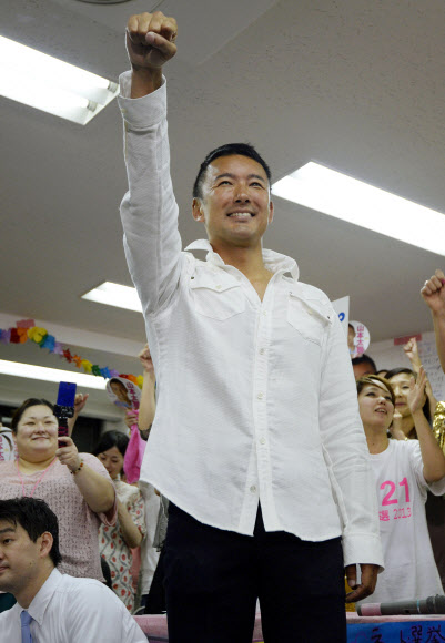 원전 반대 시위에 앞장서온 일본 탤런트 야마모토 다로(山本太郞)가 21일 도쿄 스기나미(杉竝)구 사무실에서 당선 소식을 듣고 주먹을 불끈 내쥐고 있다.  연합뉴스