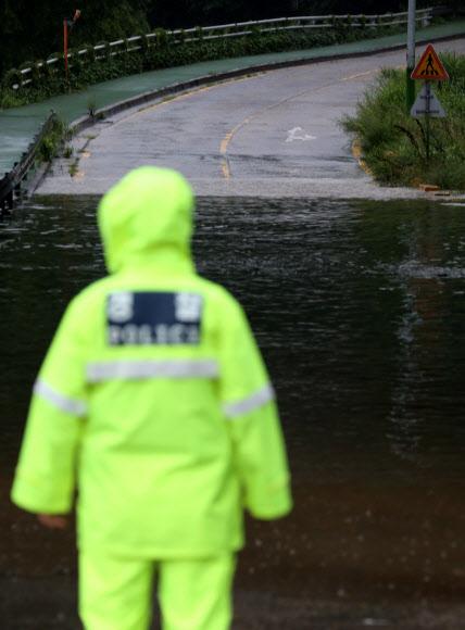 침수된 영동1교 하부도로 새벽부터 집중호우가 22일 오전 서울 양재천 영동1교 하부도로가 물에 잠겨 교통이 통제되고 있다. 연합뉴스