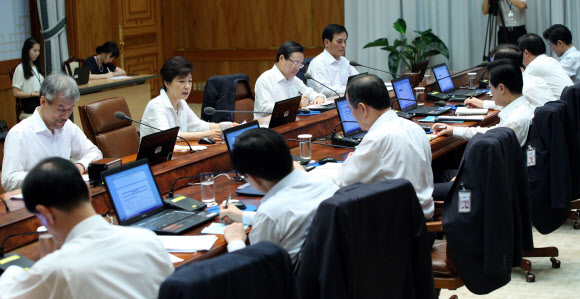 박근혜 대통령이 22일 청와대에서 열린 수석비서관회의에서 안전사고 예방에 힘써 줄 것을 당부하고 있다. 연합뉴스