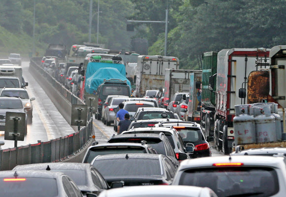 강원 영서남부를 중심으로 많은 비가 내린 22일 오전 원주시 부론면 영동고속도로 인천방면으로 토사가 유출, 차량 통행이 부분 통제됐다. 이 때문에 이 일대 차량 통행이 극심한 지정체 현상이 빚어졌다.  연합뉴스