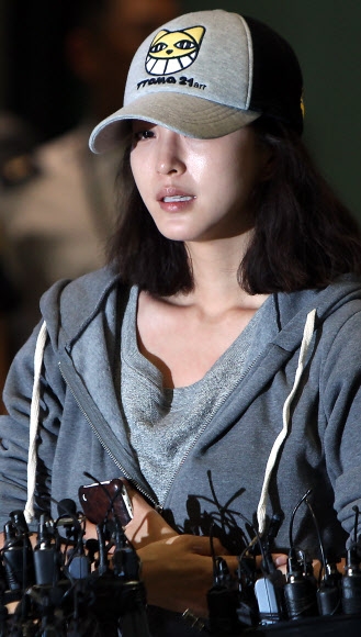 KBS 드라마 촬영에 불참한 뒤 미국으로 떠난 배우 한예슬 씨가 출국 이틀만인 17일 오후 인천국제공항으로 입국해 심경을 밝히고 있다. <br>연합뉴스