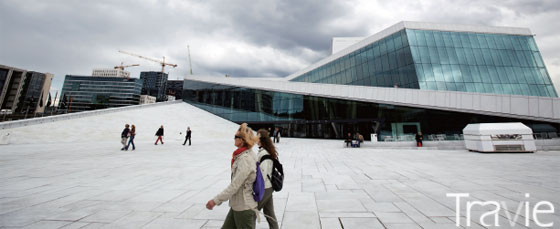 노르웨이의 상징인 피오르를 형상화한 구조로 주목을 받은 오슬로 오페라하우스. 경사면이 건물 지붕까지 완만하게 이어진다