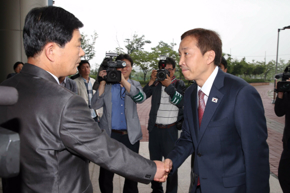제5차 개성공단 남북당국 실무회담을 위해 22일 오전 개성공단 종합지원센터에 도착한 김기웅 통일부 남북협력지구지원단장(오른쪽)이 북쪽 수석대표인 박철수 중앙특구개발지도총국 부총국장과 악수하고 있다.  개성 사진공동취재단