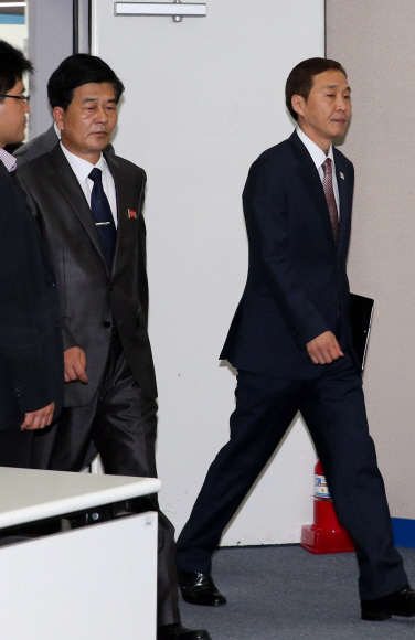 남쪽 수석대표인 김기웅 통일부 남북협력지구지원단장(오른쪽)과 북쪽 수석대표인 박철수 중앙특구개발지도총국 부총국장이 22일 오전 개성공단 종합지원센터 13층 회의실에 들어서고 있다.  개성 사진공동취재단