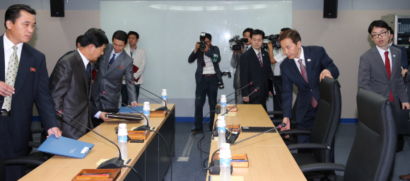 남쪽 수석대표인 김기웅 통일부 남북협력지구지원단장(오른쪽 둘째)과 북쪽 수석대표인 박철수 중앙특구개발지도총국 부총국장(왼쪽 둘째) 등 대표단이 22일 오전 개성공단 종합지원센터 13층 회의실에 들어서고 있다.  개성 사진공동취재단