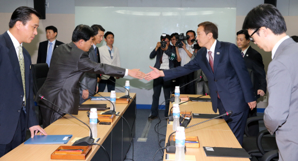 남쪽 수석대표인 김기웅 통일부 남북협력지구지원단장(오른쪽)과 북쪽 수석대표인 박철수 중앙특구개발지도총국 부총국장이 22일 오전 개성공단 종합지원센터 13층 회의실에서 회담 시작에 앞서 악수하고 있다.   개성 사진공동취재단