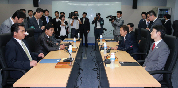 남쪽 수석대표인 김기웅 통일부 남북협력지구지원단장(오른쪽 가운데)과 북쪽 수석대표인 박철수 중앙특구개발지도총국 부총국장(왼쪽 가운데)이 22일 오전 개성공단 종합지원센터 13층 회의실에서 회담을 하고 있다.   개성 사진공동취재단
