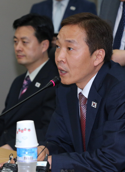 남쪽 수석대표인 김기웅 통일부 남북협력지구지원단장이 22일 오전 개성공단 종합지원센터 13층 회의실에서 열린 회담에서 모두발언을 하고 있다. 개성사진공동취재단