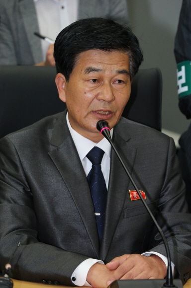 북쪽 수석대표인 박철수 중앙특구개발지도총국 부총국장이 22일 오전 개성공단 종합지원센터 13층 회의실에서 열린 회담에서 모두발언을 하고 있다. 개성사진공동취재단