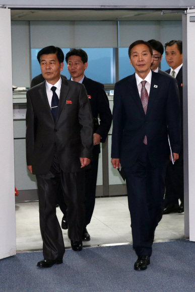 제5차 개성공단 남북당국실무회담이 22일 오전 개성공단 종합지원센터 회의실에서 열렸다. 남측 수석대표인 김기웅 남북협력지구지원단장(오른쪽)과 북측 수석대표인 박철수 중앙특구개발지도총국 부총국장이 회담장 안으로 들어서고 있다.  개성사진공동취재단