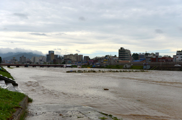 강원 영서남부를 중심으로 많은 비가 내린 22일 200mm가 넘는 폭우가 내린 원주시 원주천 둔치와 자전거 도로가 침수됐다.  연합뉴스