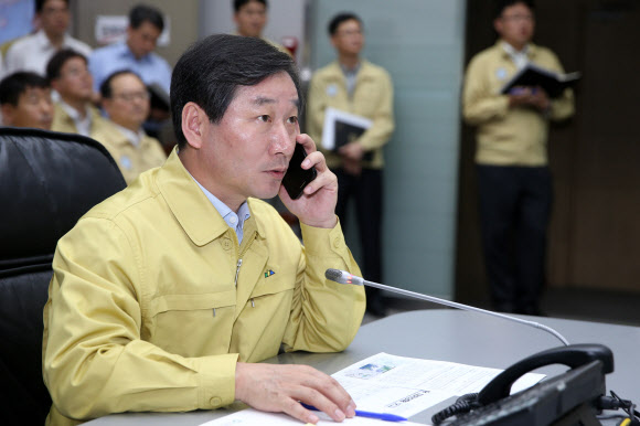 많은 비가 내린 22일 오전 유정복 중앙재난안전대책본부장(안전행정부 장관)이 중앙재난안전대책본부를 방문해 침수된 강남구 지역 관계자와 휴대전화 통화로 상황을 점검하고 있다.<< 안전행정부 제공 >>