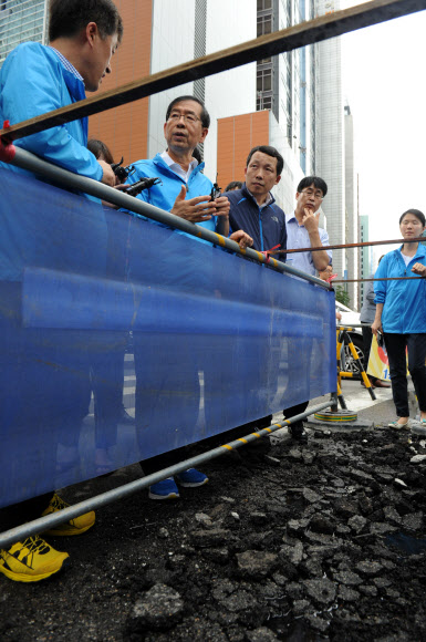 박원순 서울시장이 22일 폭우로 도로 곳곳이 물에 잠겼던 강남역 일대를 방문해 현장을 둘러보고 있다. << 서울시 >>