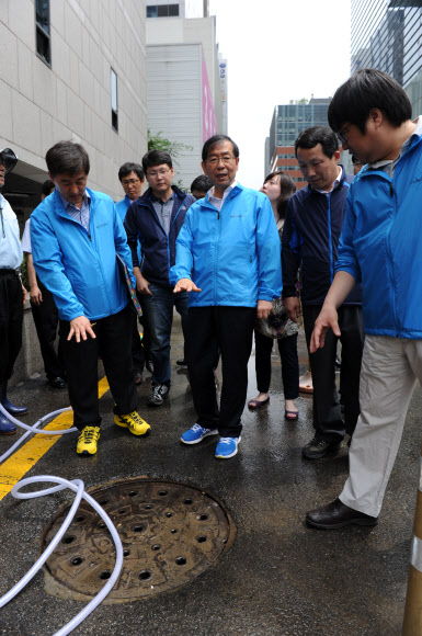 박원순 서울시장이 22일 폭우로 도로 곳곳이 물에 잠겼던 강남역 일대를 방문해 현장을 둘러보고 있다. << 서울시 >>